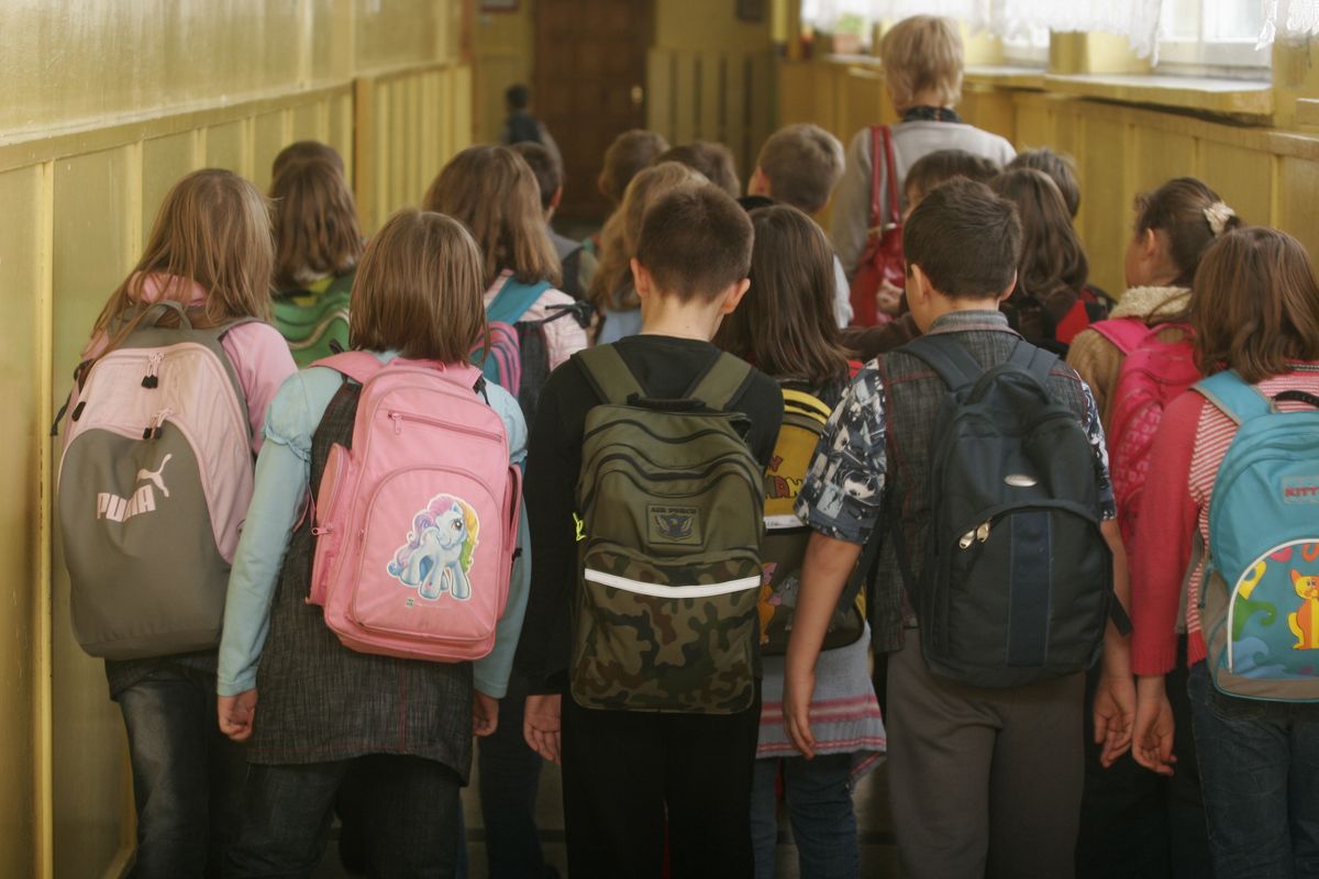 Uczniowie szkół podstawowych noszą za ciężkie plecaki
