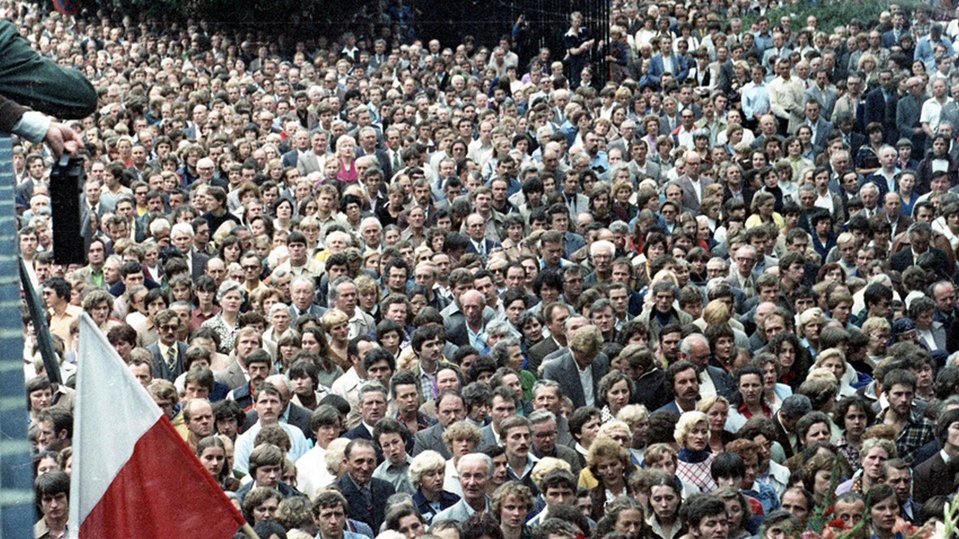 Sierpień '80. Tłum przed bramą nr 2 Stoczni Gdańskiej im. Lenina / fot. Zygmunt Błażek