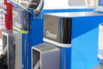 Ropa naftowa najtańsza od maja. Kiedy spadną ceny na stacjach?