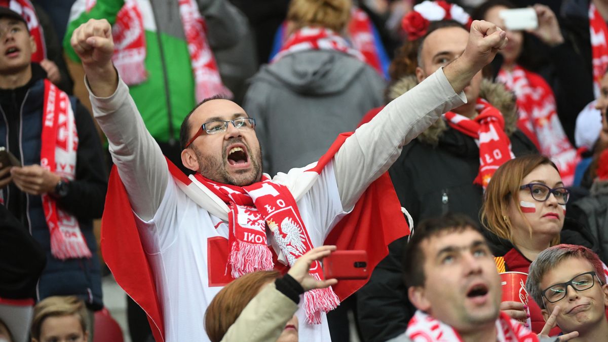 Kibice reprezentacji Polski podczas eliminacyjnego meczu grupy E przyszłorocznych piłkarskich mistrzostw świata z Czarnogórą