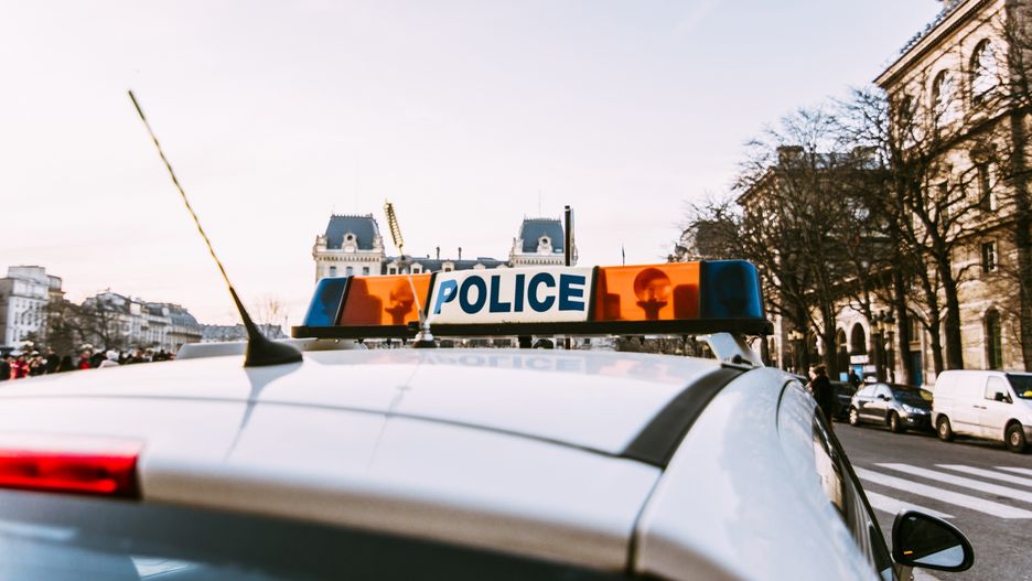 Policja w Paryżu. Zdjęcie ilustracyjne