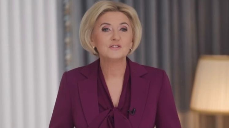 Agata Duda zaprezentowała się w purpurowej marynarce z wielką kokardą 