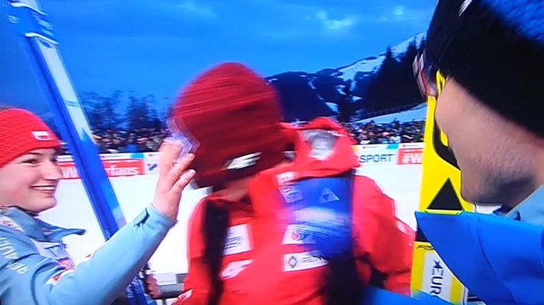 WP SportoweFakty / TVP Sport / Rajda zaciąga czapkę na twarz Stocha. Screen z TVP Sport