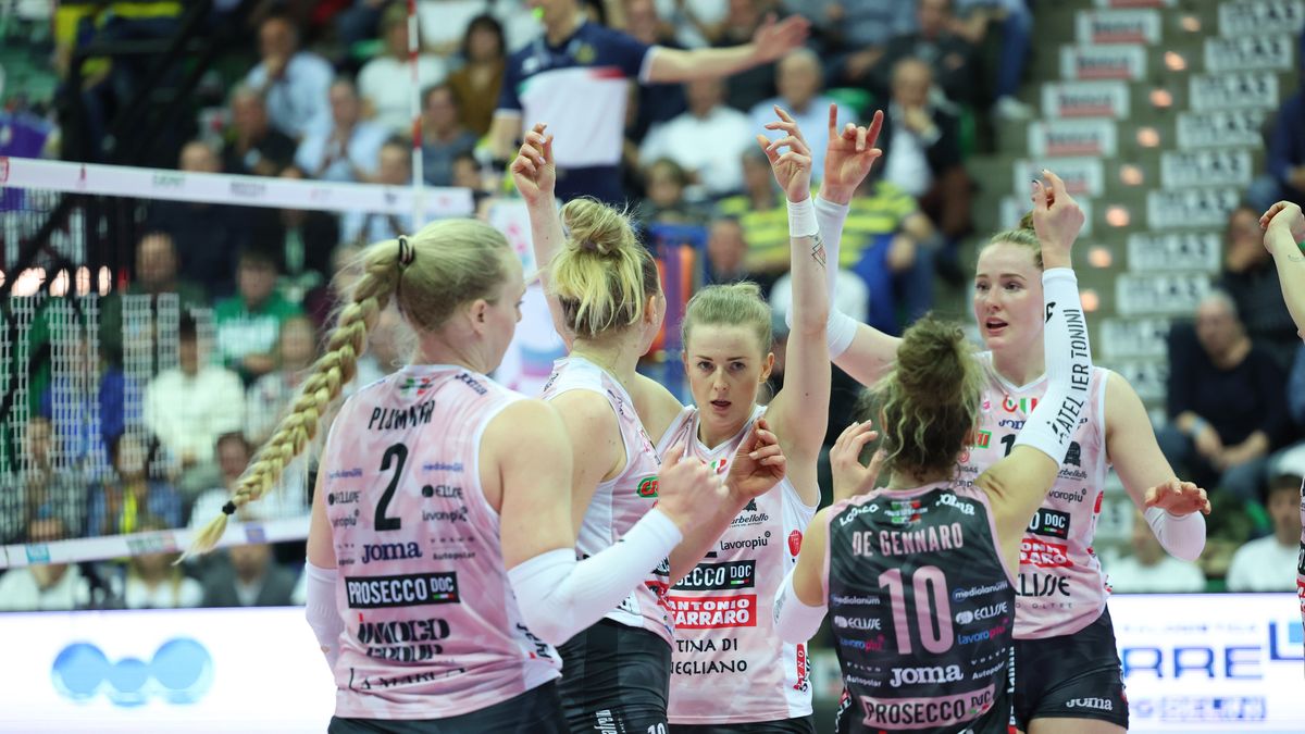 Materiały prasowe / Serie A / Joanna Wołosz w towarzystwie siatkarek Prosecco Doc Imoco Conegliano