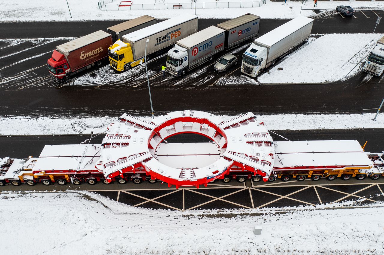 Bukowa, 24.11.2022. Konwój przewożący tarczę TBM, przeznaczoną do drążenia tunelu na drodze ekspresowej S19 na Podkarpaciu, podczas postoju na MOP Bukowa przy trasie S19, 24 bm.