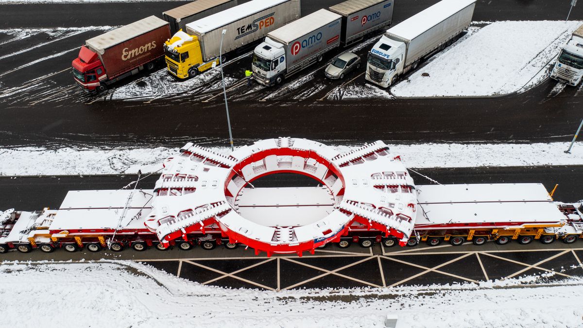 Bukowa, 24.11.2022. Konwój przewożący tarczę TBM, przeznaczoną do drążenia tunelu na drodze ekspresowej S19 na Podkarpaciu, podczas postoju na MOP Bukowa przy trasie S19, 24 bm. Maszyna typu TBM z tarczą o średnicy ponad 15 metrów, przypłynęła z Hiszpanii do Szczecina. Stamtąd została spławiona Odrą do Opola, skąd do Babicy w województwie podkarpackim jest transportowana drogami. Konwój porusza się nocami. (ad) PAP/Darek Delmanowicz