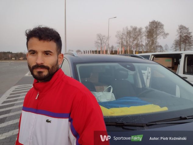 Ruben Garcia w Nadarzynie. To właśnie tym autem, z ukraińską flagą na przedzie, hiszpański piłkarz pokonał ponad 2500 kilometrów