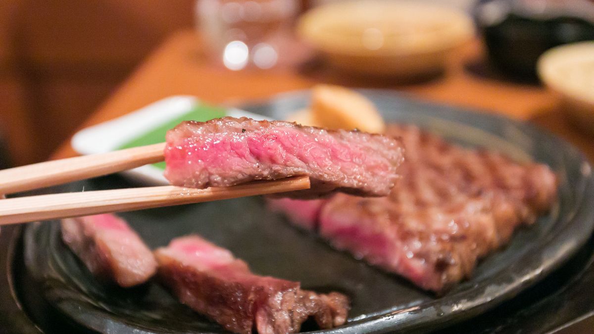 Opiekane steki z polędwicy wołowej (mięso i tłuszcz)