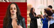 Michał Szpak z głębokim dekoltem wietrzy klatę podczas urodzinowej wizyty w "Pytaniu na Śniadanie"