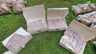 Nielegalna krajalnia tytoniu pod Nidzicą. Zabezpieczono 13 ton suszu i sprzęt do produkcji