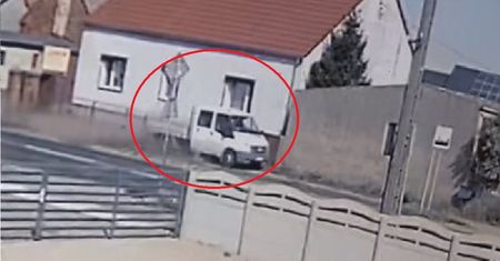 Pędził po chodniku jak po autostradzie. Teraz szuka go policja