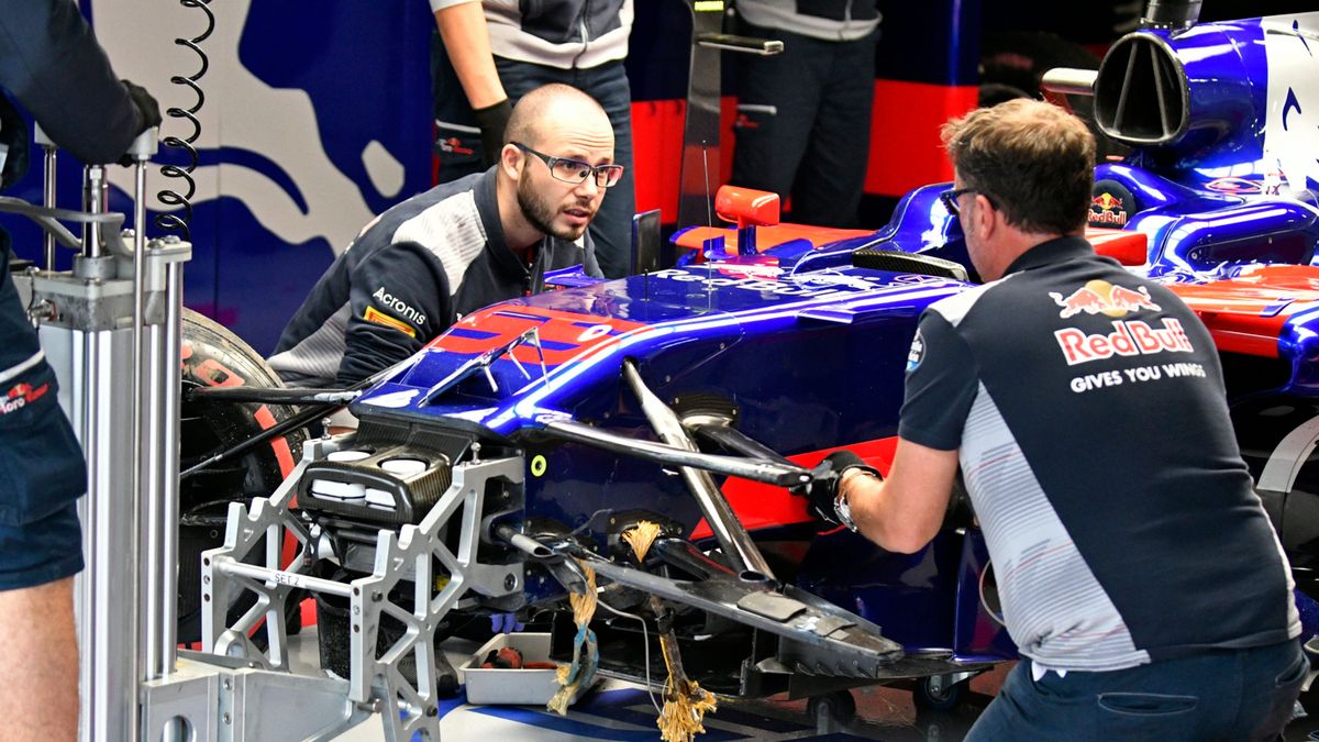 Mechanicy Toro Rosso podczas naprawy bolidu