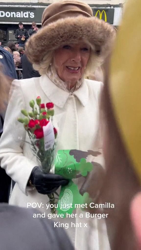 Królowa Camilla obdarowana koroną z Burger Kinga