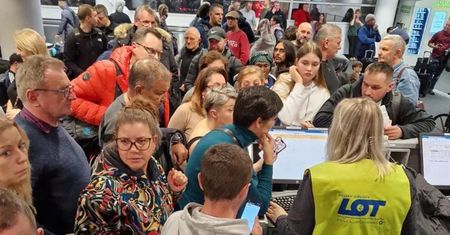Dantejskie sceny na lotnisku. Pasażerom puszczają nerwy