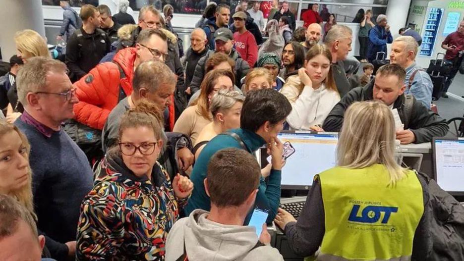 Pasażerowie lotu LO04