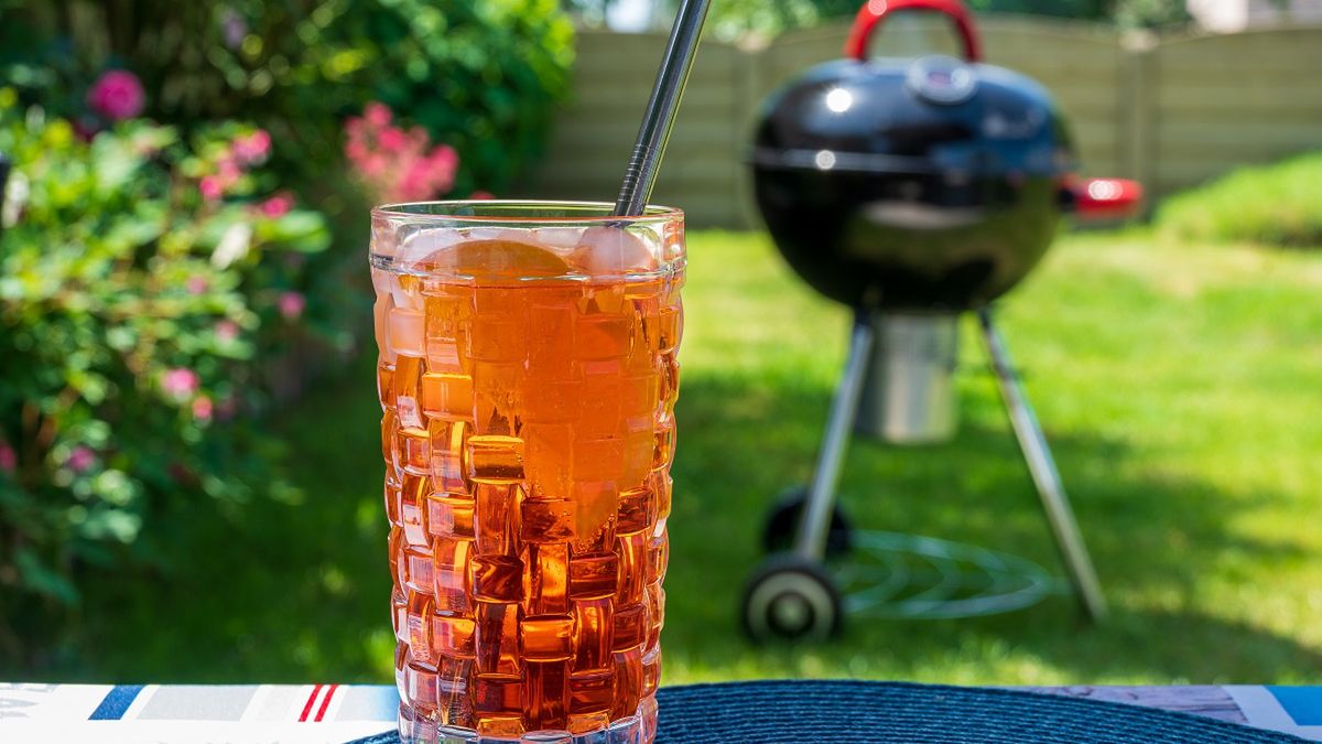 Czujesz ogromne pragnienie podczas grilla? Wypij po kiełbasie ten napój, a szybko poczujesz ulgę