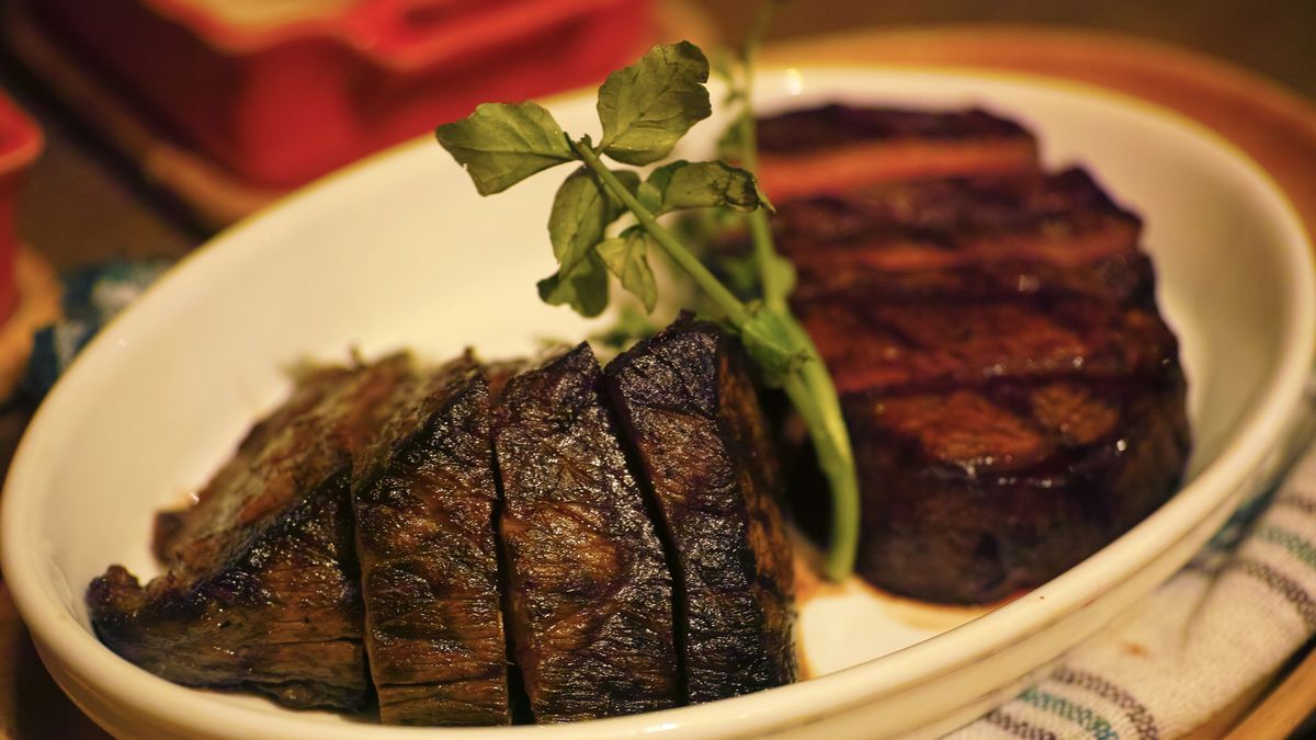 Opiekane steki z karkówki wołowej (mięso i tłuszcz)