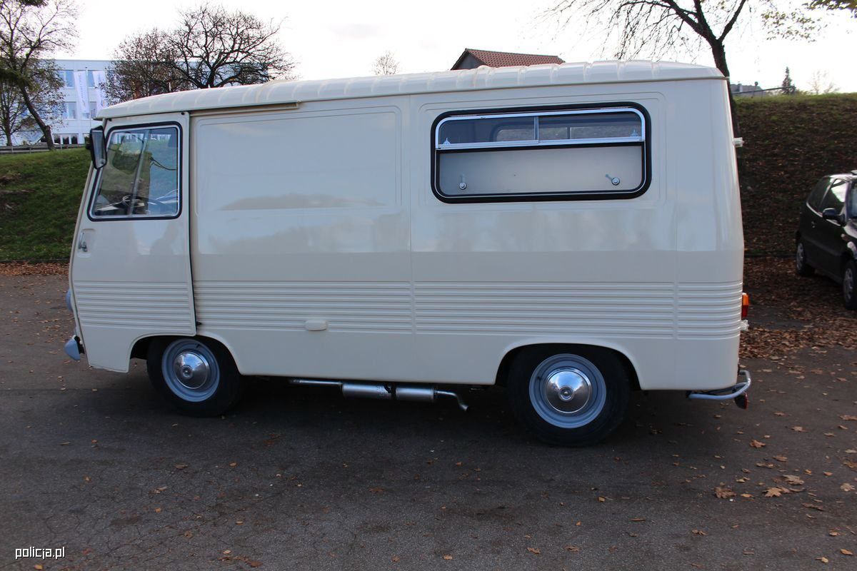 Zdjęcie furgonetki podobnej, do tej widzianej zarówno na miejscu zdarzenia, jak i w miejscu odnalezienia zwłok kobiety 