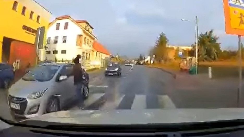 Dziecko przechodziło przez pasy. O krok od tragedii pod Poznaniem