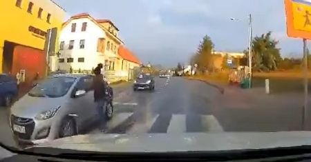 Dziecko przechodziło przez pasy. O krok od tragedii pod Poznaniem