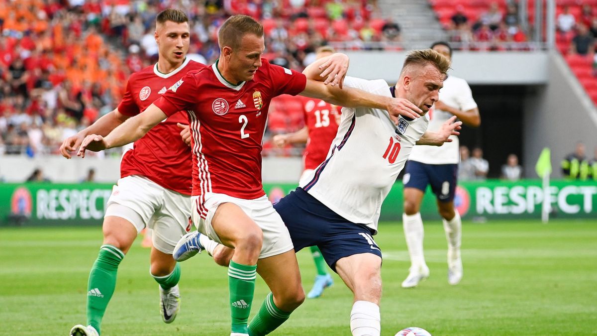 PAP/EPA / Szilard Koszticsak / Na zdjęciu: Adam Lang i Jarrod Bowen 