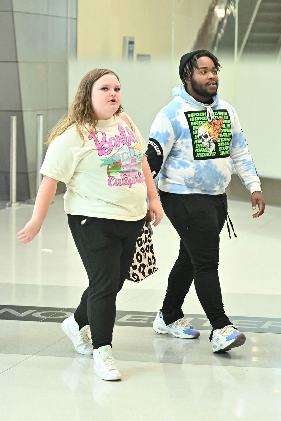 Tak dziś wygląda Honey Boo Boo. Na lotnisku towarzyszył jej partner