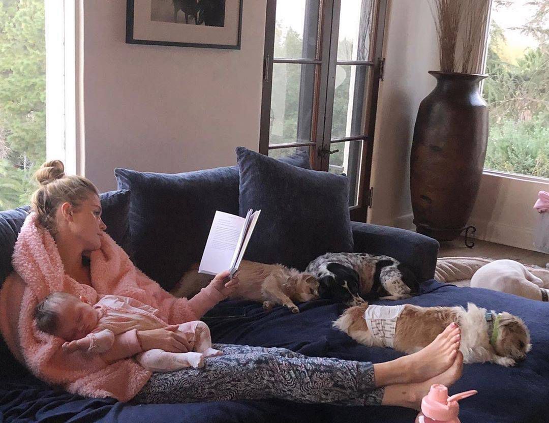 Joanna Krupa z córką i psami na kanapie