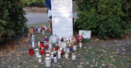 Zdjęcie z cmentarza. Cześć ludzi "pospiesznie odwracała wzrok"