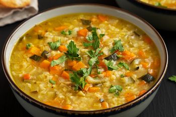 Dorzucam zamiast kaszy. Zupa syci na dłużej i jest łagodna dla żołądka