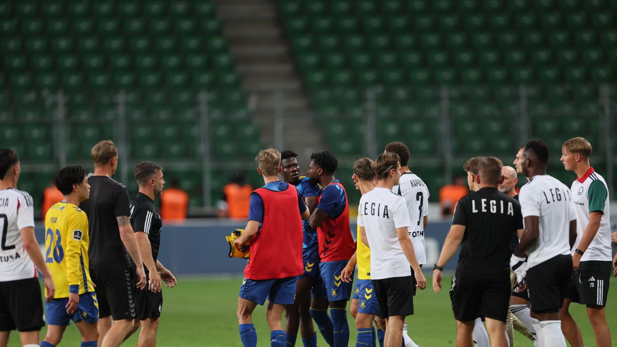 Warszawa, 15.08.2024. Piłkarze Legii Warszawa (P) i Broendby IF (L) po rewanżowym meczu 3. rundy eliminacji Ligi Konferencji, 15 bm. (gj) PAP/Leszek Szymański