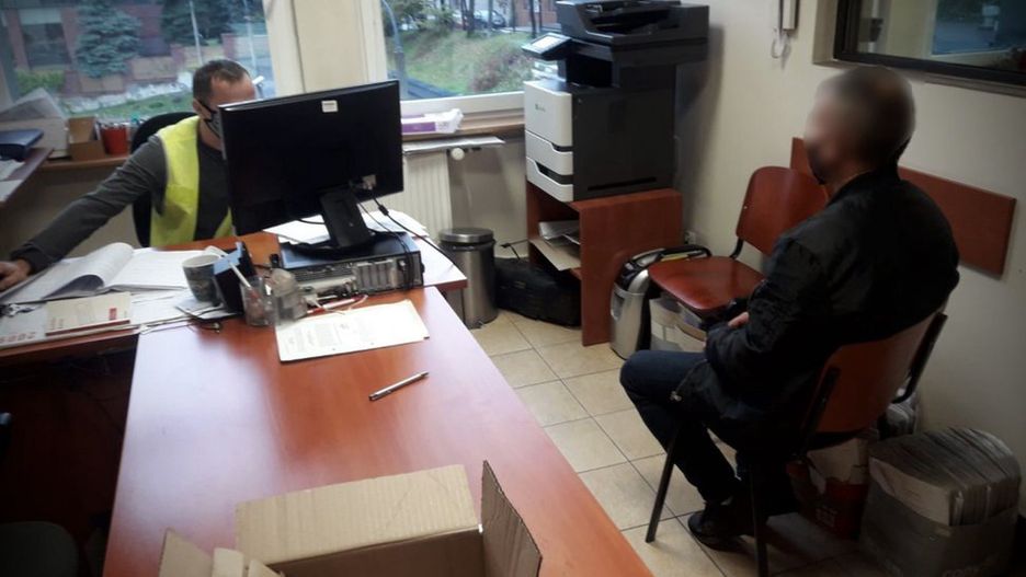 dzięki czujności pracownicy banku udało się zatrzymać oszusta.