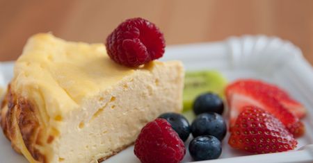 Sernik puszysty bez spodu. Najlepszy przepis na codzień i od święta