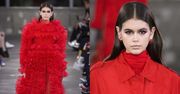 Zmęczona Kaia Gerber tonie w czerwonych falbanach