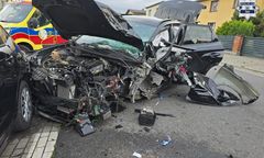 Wjechał w drzewo, wyrwał je z korzeniami. Dramatyczny wypadek w Żorach