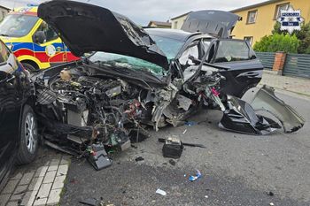Wjechał w drzewo, wyrwał je z korzeniami. Dramatyczny wypadek w Żorach