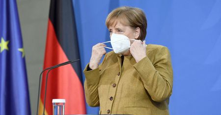 Koronawirus. Niemiecka prasa o skandalu z maseczkami: moralne bankructwo
