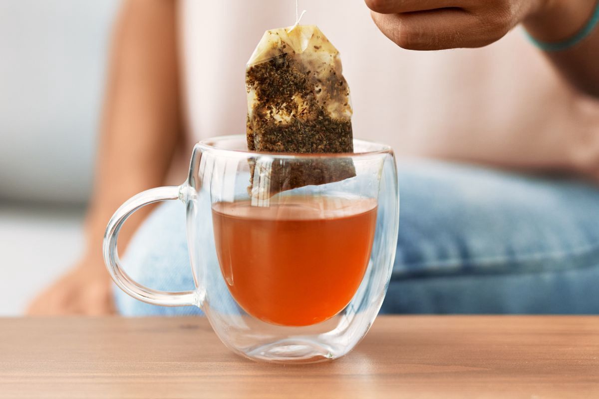 A tea bag will come in handy at home. It has many interesting properties.