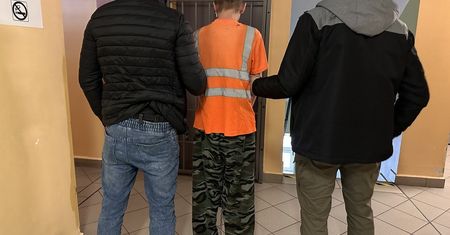 Przerażające sceny w autobusie. Zaatakował nożem 16-latka