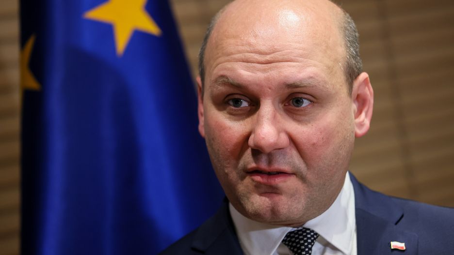Berlin, Niemcy, 12.12.2022. Minister ds. Unii Europejskiej Szymon Szynkowski vel Sęk podczas wypowiedzi dla mediów po przylocie prezydenta Andrzeja Dudy do Warszawy z Berlina, 12 bm. Prezydent RP odbył wizytę roboczą w Republice Federalnej Niemiec. (ad) PAP/Leszek Szymański
