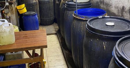 Nielegalna wytwórnia alkoholu zlikwidowana. Zamknięto kilka linii produkcyjnych. Beczki, kanistry, butelki pełne bimbru