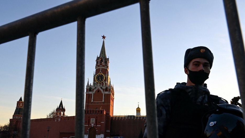 TemporaryA Russian serviceman guards at Red Square in front of the Kremlin in central Moscow on March 2, 2022. - Jailed Kremlin critic Alexei Navalny on March 2 urged Russians to stage daily protests against Moscow's invasion of Ukraine, saying the country should not be a "nation of frightened cowards" and calling Vladimir Putin "an insane little tsar." (Photo by Kirill KUDRYAVTSEV / AFP)KIRILL KUDRYAVTSEV