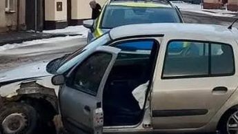 Na zdjęciu rozbity samochód w Poniecu