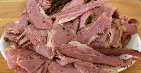 Pastrami z peklowanej wołowiny