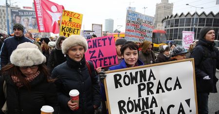 Manifestacja w Warszawie. "Faceci do garów" i "Podatki na matki"