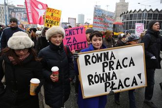 Manifestacja w Warszawie. "Faceci do garów" i "Podatki na matki"
