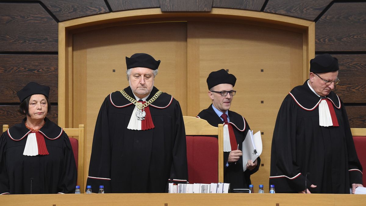 Sędziowie TK przed ogłoszeniem wyroku w sprawie OFE. Drugi od lewej prezes TK A. Rzepliński