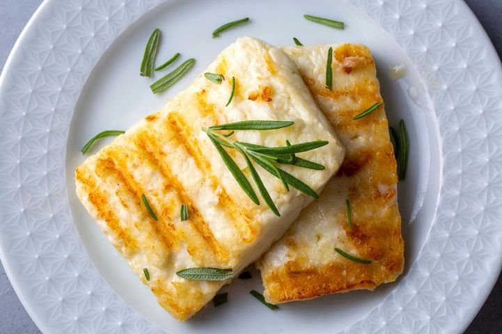 Halloumi z grilla to doskonały dodatek do wielu dań i przygotowuje się w prosty sposób.