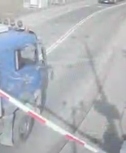 Ciężarówka na przejeździe kolejowym. Kierowca na długo to zapamięta