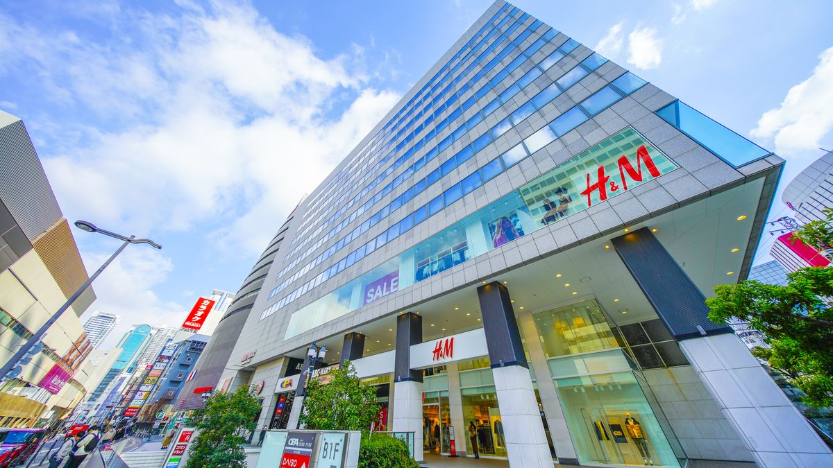 Nowa usługa w sieci sklepówH&M. Ubrania można teraz kupować na raty także w sklepach stacjonarnych 