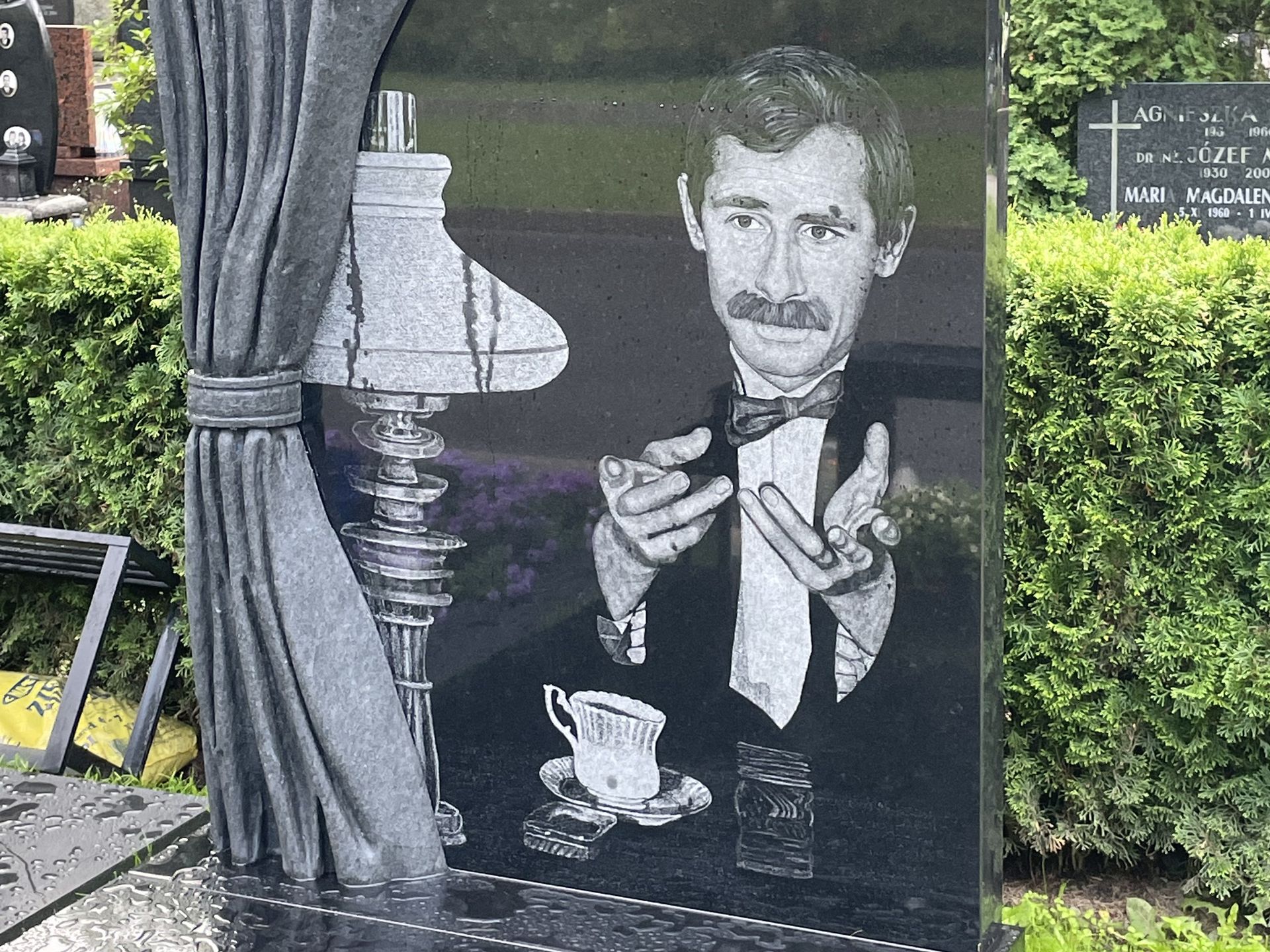 Nowy nagrobek Andrzeja Strzeleckiego nawiązuje do jego pasji - teatru